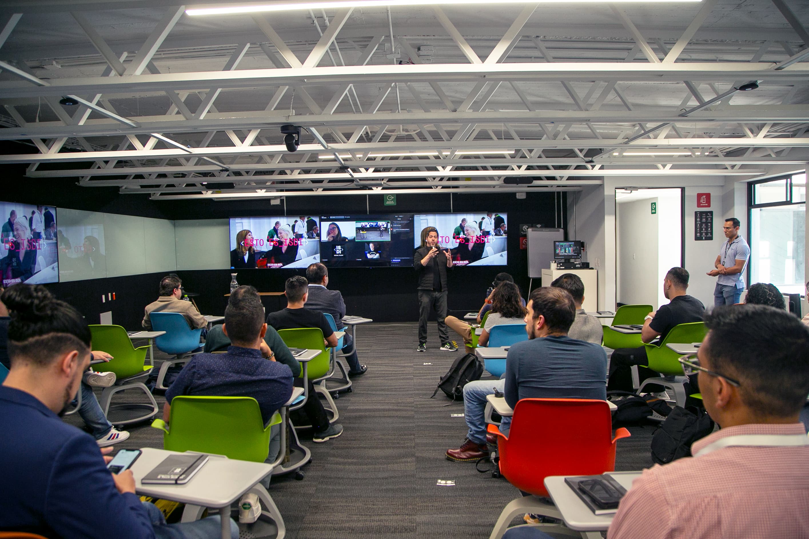 Clase MIB con video wall en ISDI México