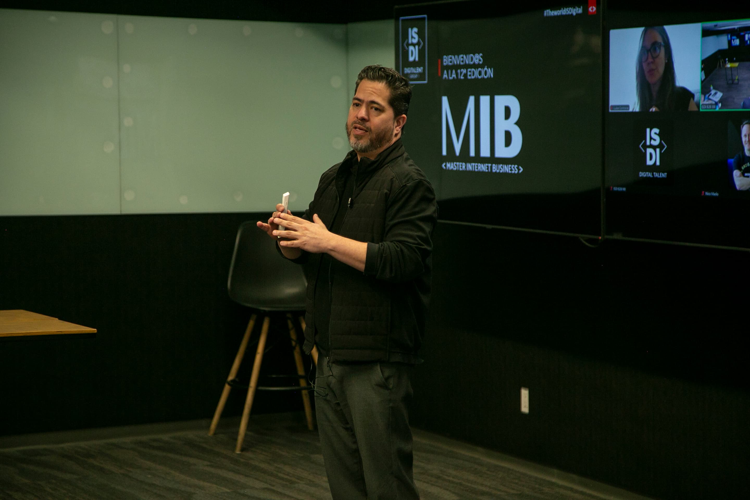 Speaker MIB presentando en ISDI México