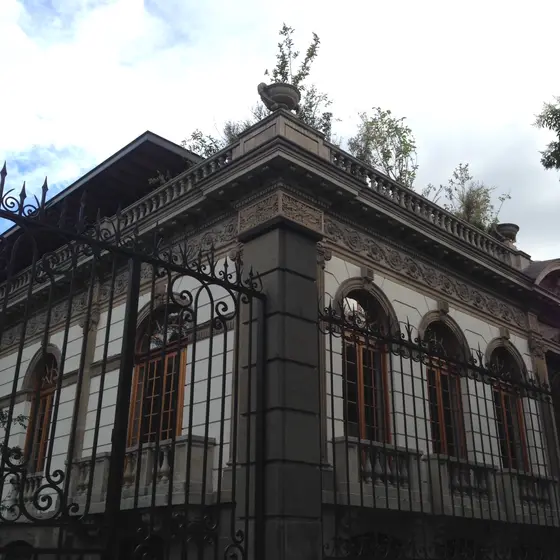 Fachada de la casona de la rectoría de la EBC en Marsella 44